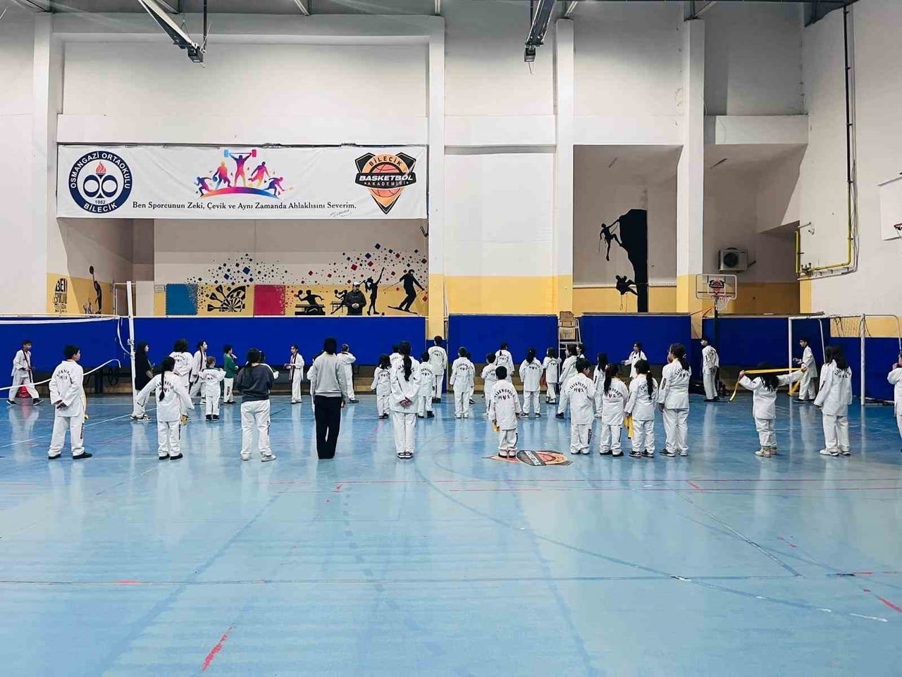 BİLECİK’TE KORUMA ALTINDAKİ ÇOCUKLARA KUŞAK BAĞLAMA SÜRPRİZİ