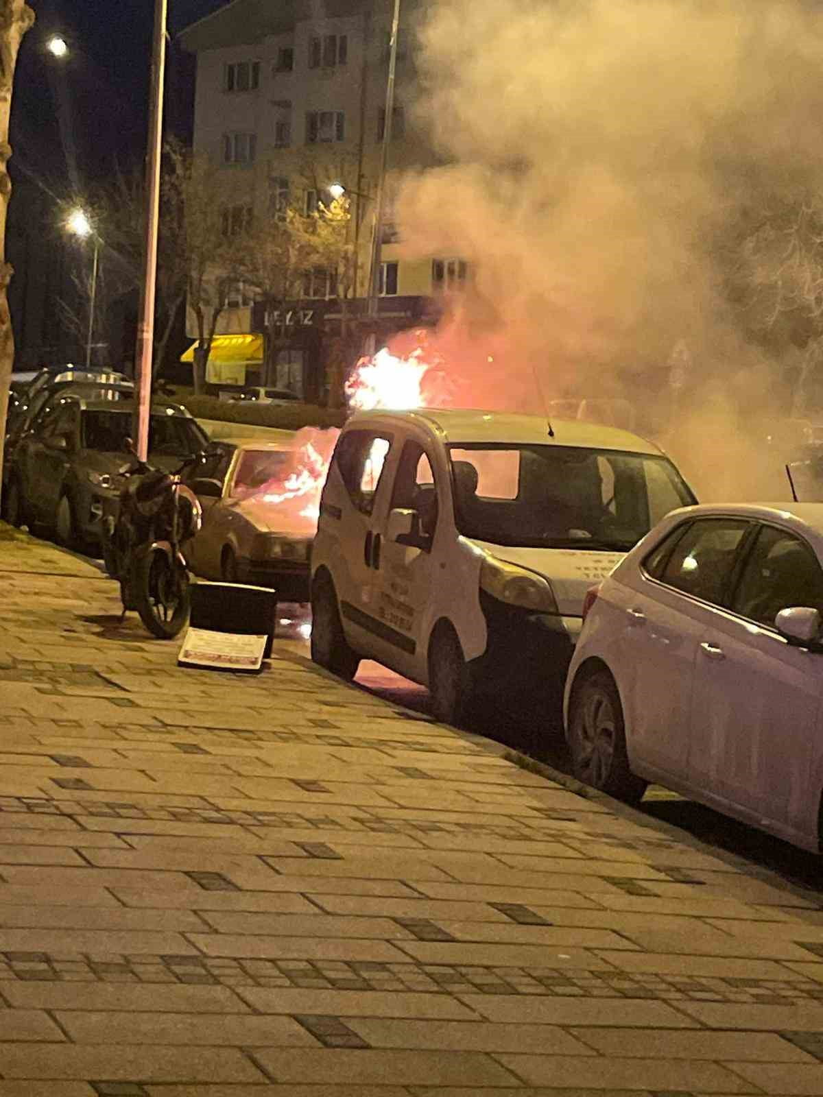 BİLECİK’TE PARK HALİNDEKİ OTOMOBİL ALEV ALEV YANDI