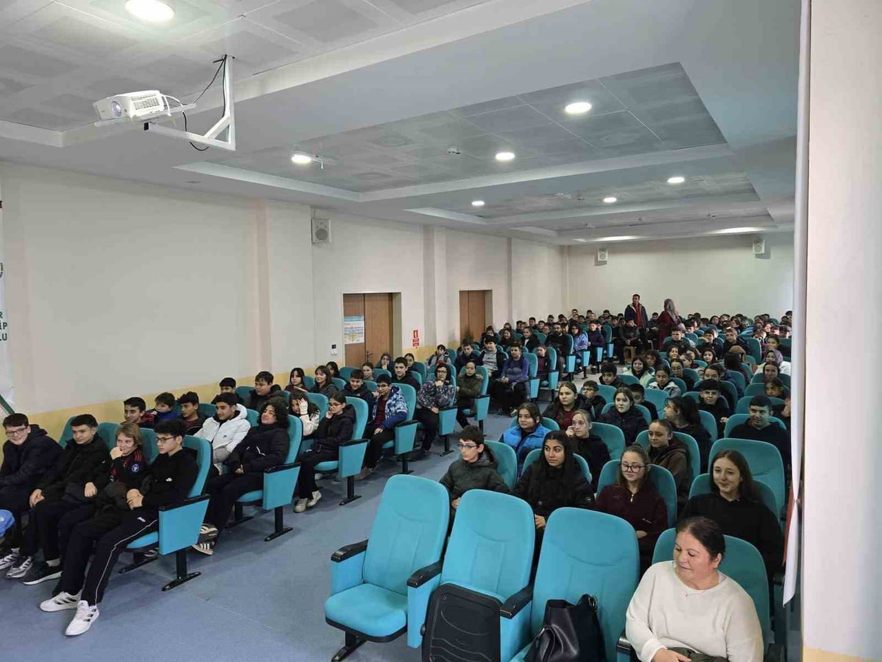 BİLECİK’TE SOSYAL MEDYA BAĞIMLILIĞINA KARŞI FARKINDALIK EĞİTİMİ