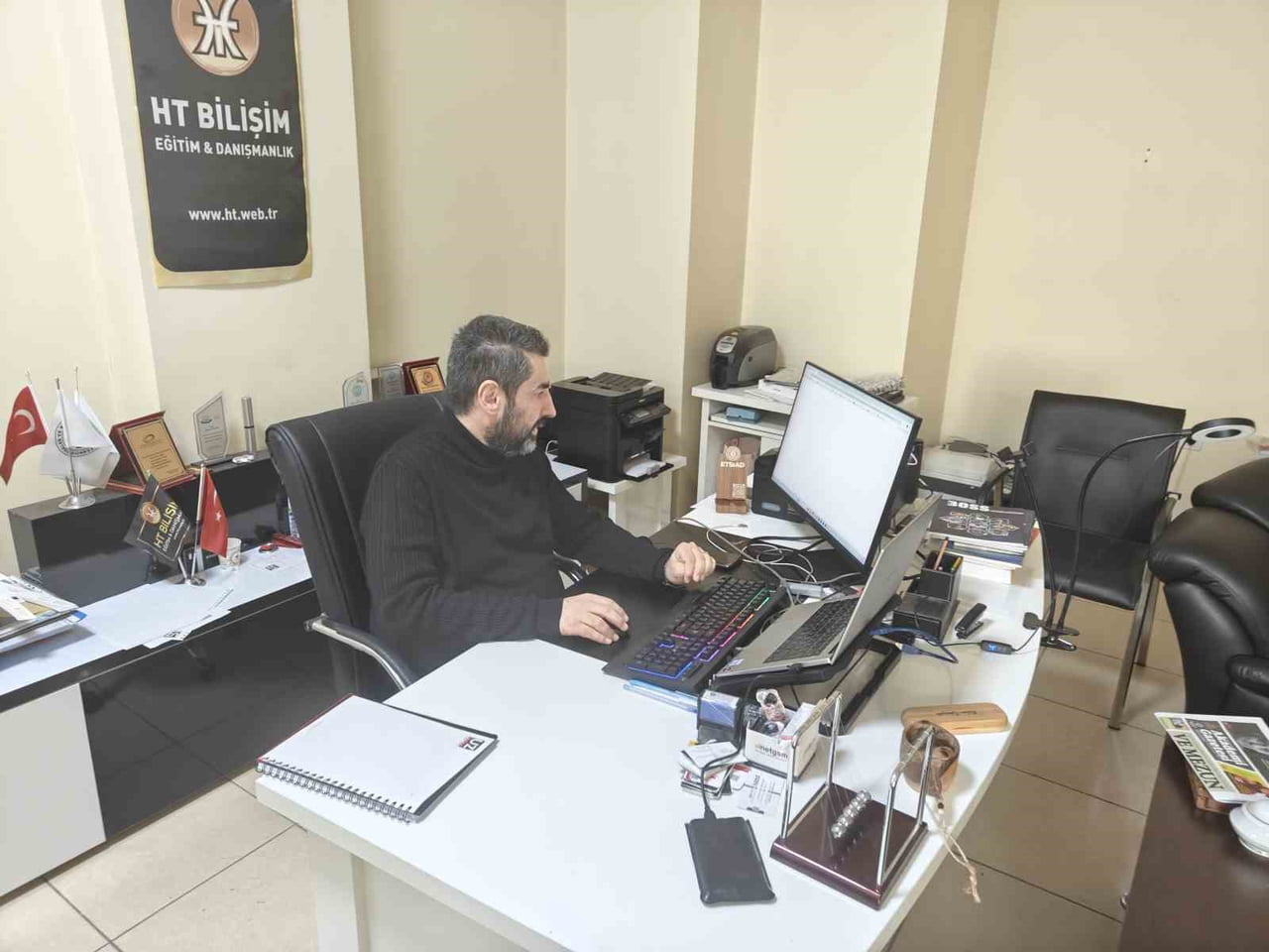 BİLİŞİM UZMANI HAKAN TOPUZOĞLU, BİLİŞİM DÜNYASINDA SON ZAMANLARDA SERVİS SAĞLAYICILARININ...