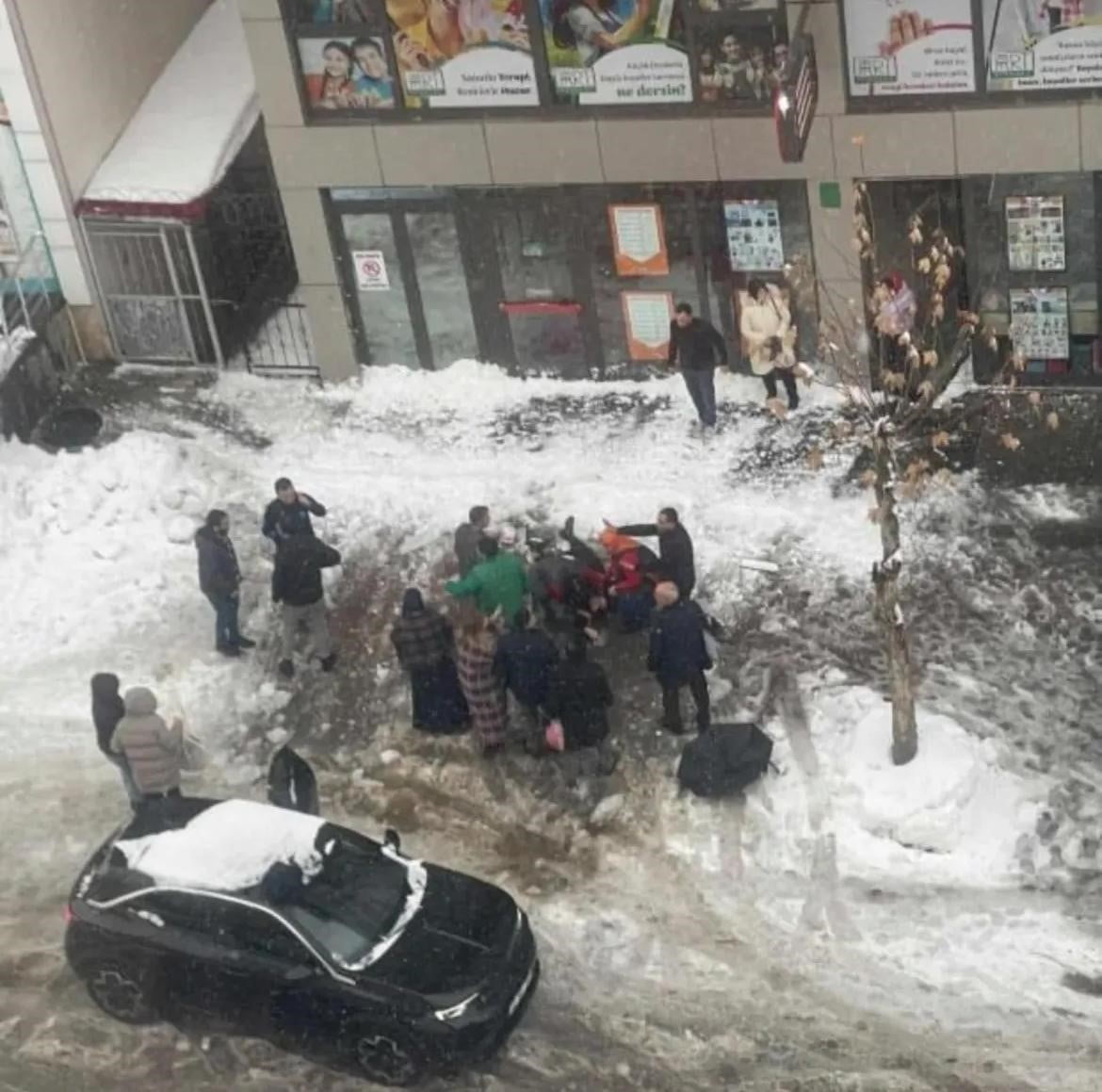 BİNGÖL'DE 5 KATLI BİNANIN ÇATISINDAN DÜŞEN KAR KÜTLESİNİN ALTINDA KALAN KADIN, HAYATINI...