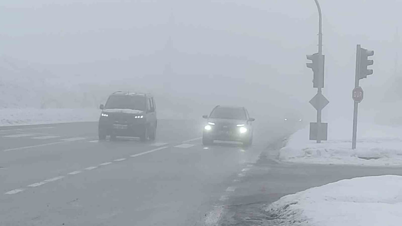 BİNGÖL'DE ANİDEN ETKİSİNİ ARTIRAN SİS, ŞEHİR MERKEZİNDE GÖRÜŞ MESAFESİNİN DÜŞÜRÜRKEN SÜRÜCÜLER ZOR...