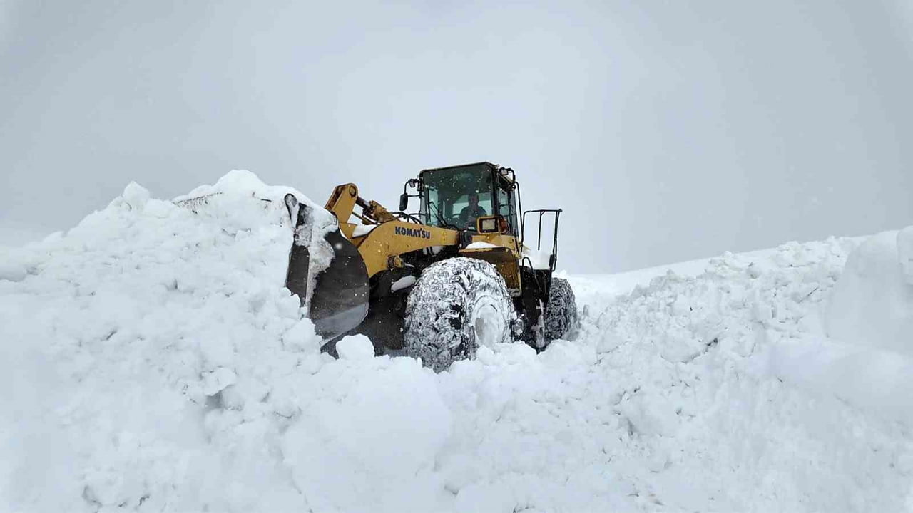 BİNGÖL'DE ETKİLİ OLAN KAR YAĞIŞI NEDENİYLE KAPANAN KÖY YOLLARINDA ÇALIŞMALAR GECE GÜNDÜZ DEMEDEN...