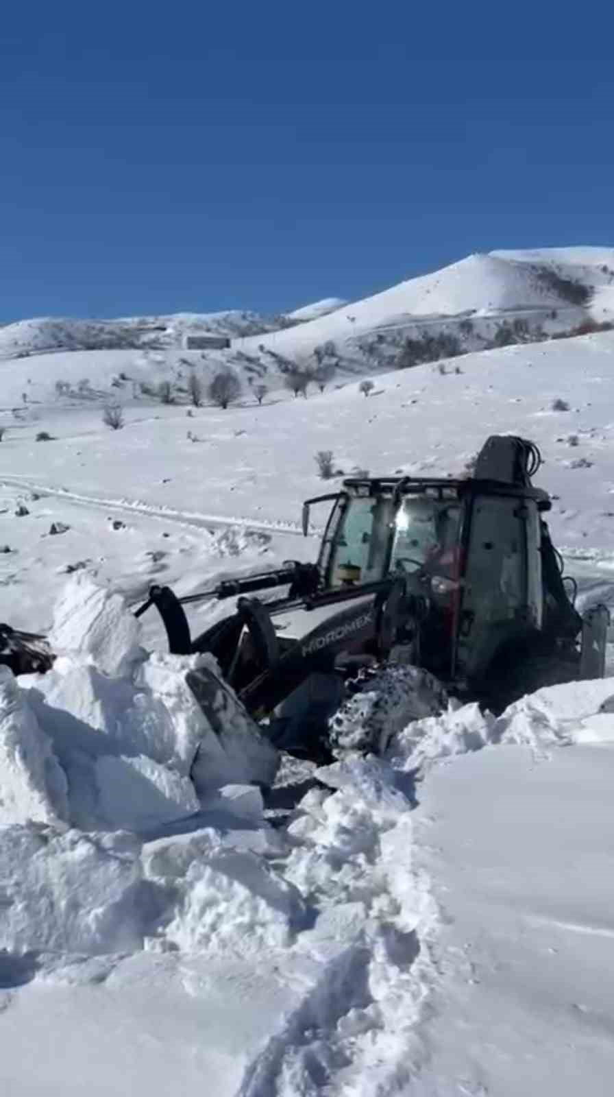 BİNGÖL'DE ETKİLİ OLAN KAR YAĞIŞI SONRASI 219 KÖY YOLU ULAŞIMA KAPANIRKEN, İL ÖZEL İDARESİ EKİPLERİ...