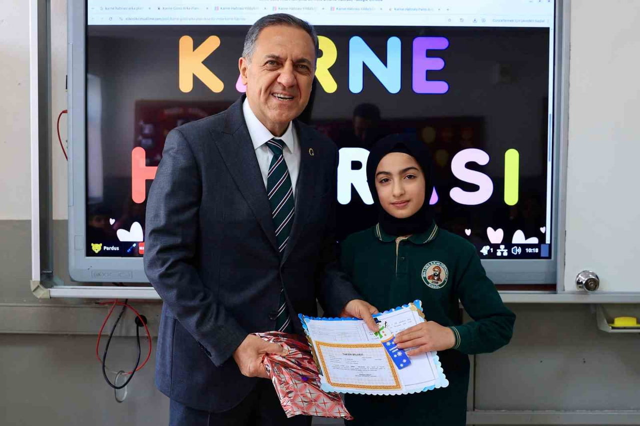 BİNGÖL'DE YARIYIL TATİLİYLE BİRLİKTE 58 BİN 201 ÖĞRENCİ KARNE SEVİNCİ YAŞADI.