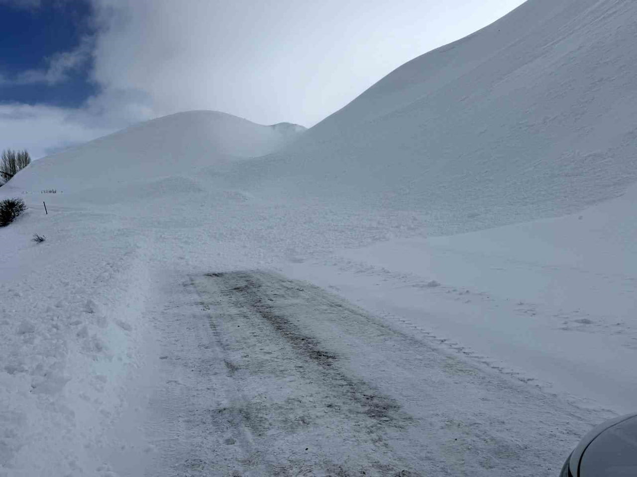 BİNGÖL'ÜN YEDİSU İLE KARLIOVA İLÇELERİ ARASINDAKİ YOLA ÇIĞ DÜŞTÜ.