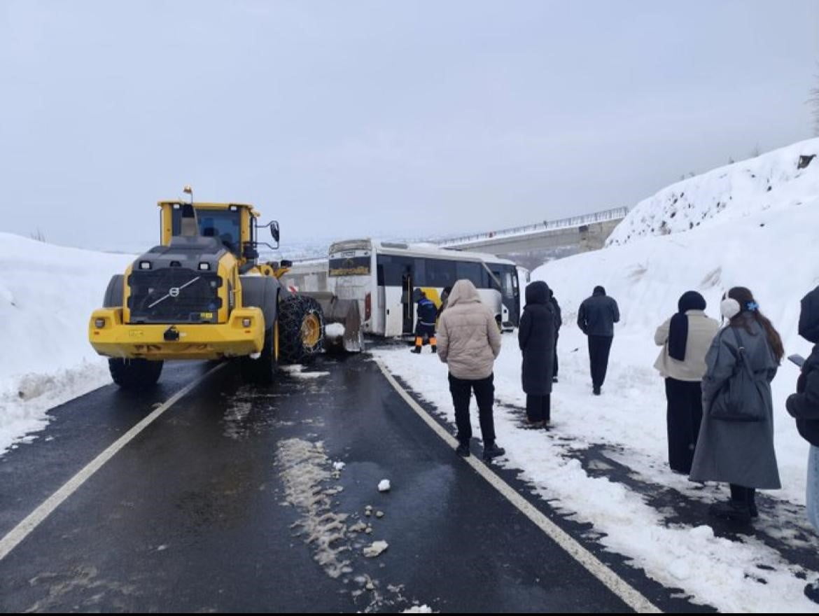 BİNGÖL’DE KAR YAĞIŞI KAZAYA NEDEN OLDU: YOLCU OTOBÜSÜ KAYDI