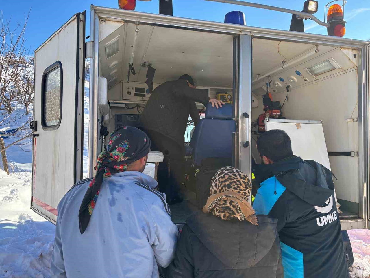 BİNGÖL’DE UMKE’DEN ZORLU ŞARTLARDA HASTA NAKLİ