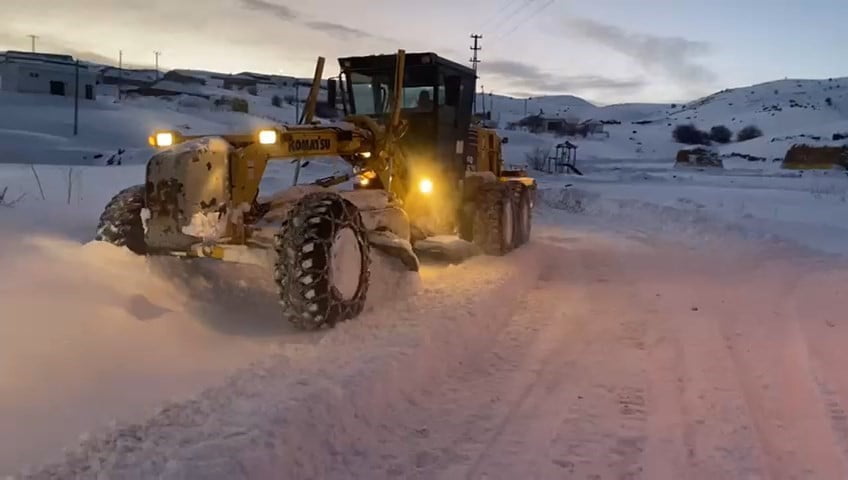 BİNGÖL’DE YOĞUN KAR YAĞIŞI NEDENİYLE KENT GENELİNDE KAPALI BULUNAN 72 KÖY YOLUNUN ULAŞIMA AÇILMASI...