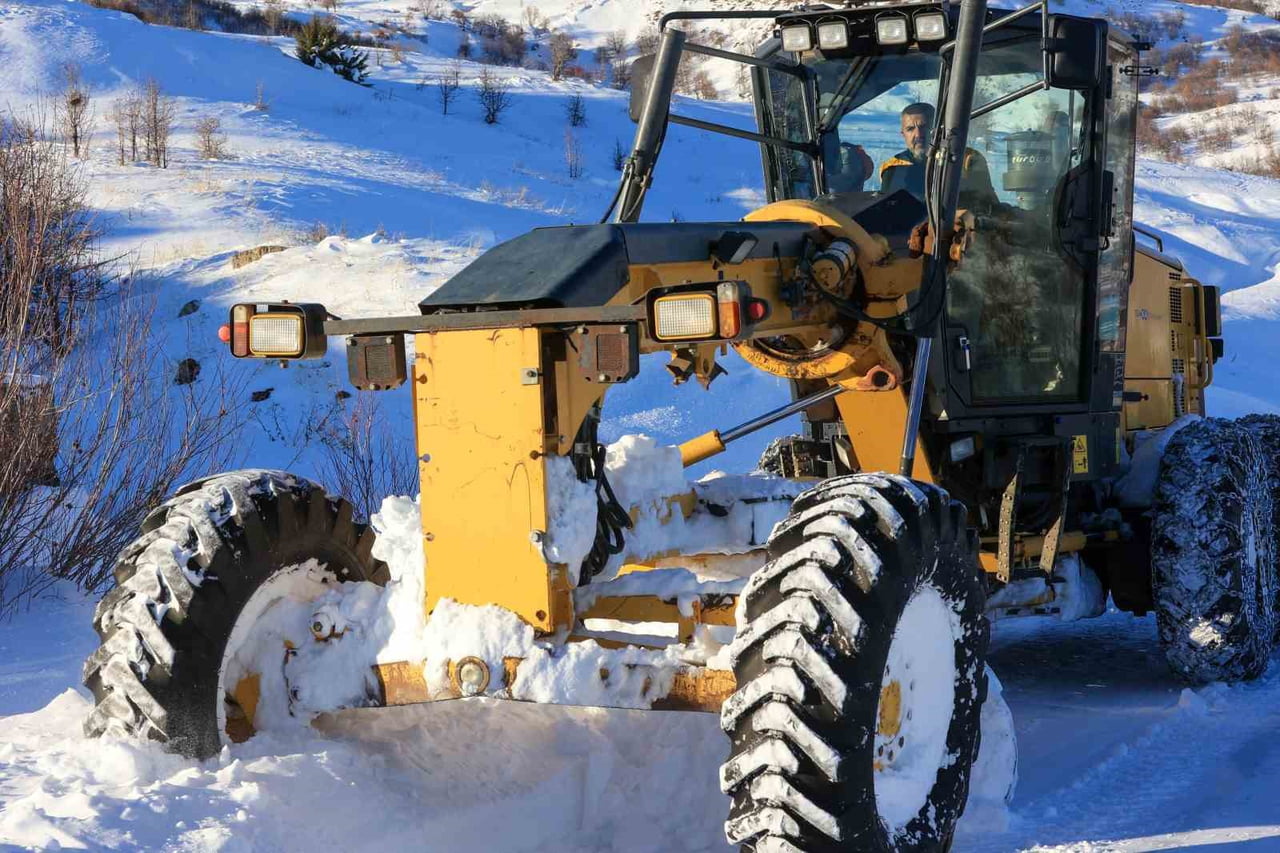 BİNGÖL’DE YOĞUN KAR YAĞIŞI SONRASI KÖY YOLLARINDA ÇALIŞMALAR DEVAM EDİYOR