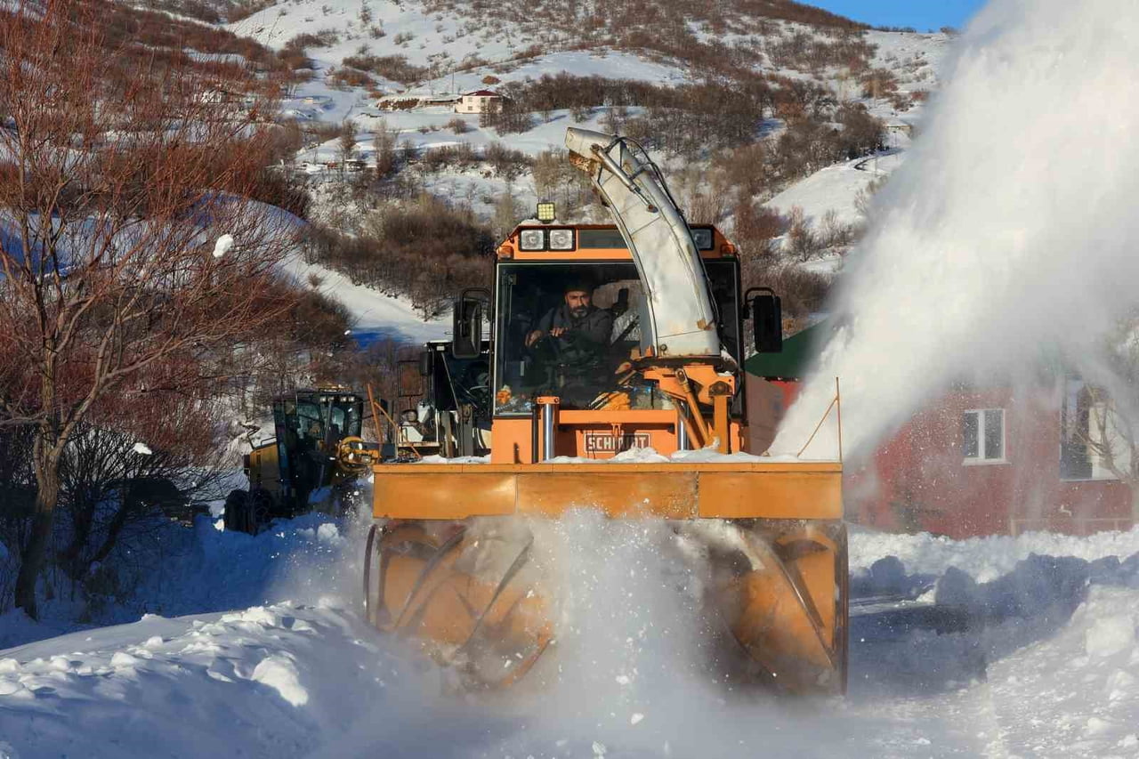 BİNGÖL’DE YOĞUN KAR YAĞIŞI SONRASI KÖY YOLLARINDA ÇALIŞMALAR DEVAM EDİYOR