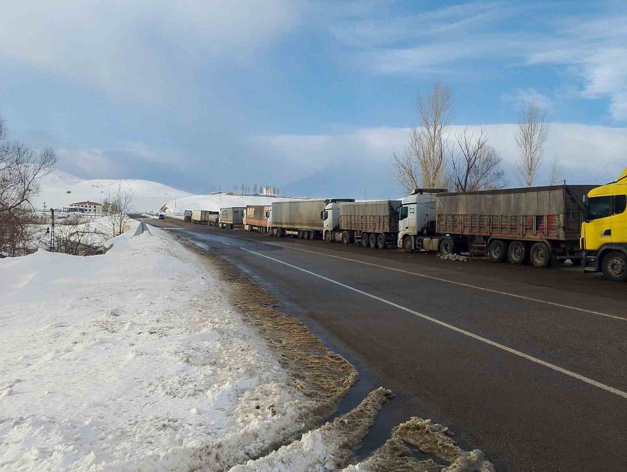 BİNGÖL-ERZURUM KARA YOLU, TİPİ NEDENİYLE AĞIR TONAJLI ARAÇLARIN GEÇİŞİNE KAPATILINCA...