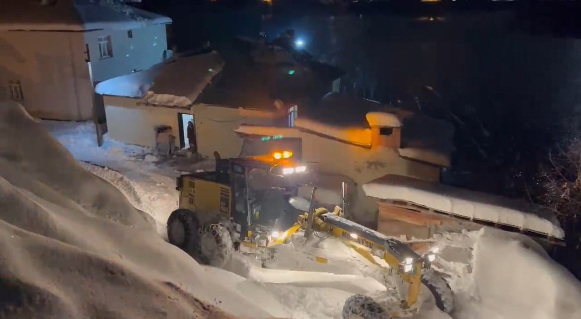 BİNGÖL GENELİNDE GEÇTİĞİMİZ HAFTA İÇİ ETKİLİ OLAN YOĞUN KAR YAĞIŞININ ARDINDAN ULAŞIMA KAPANAN KÖY...