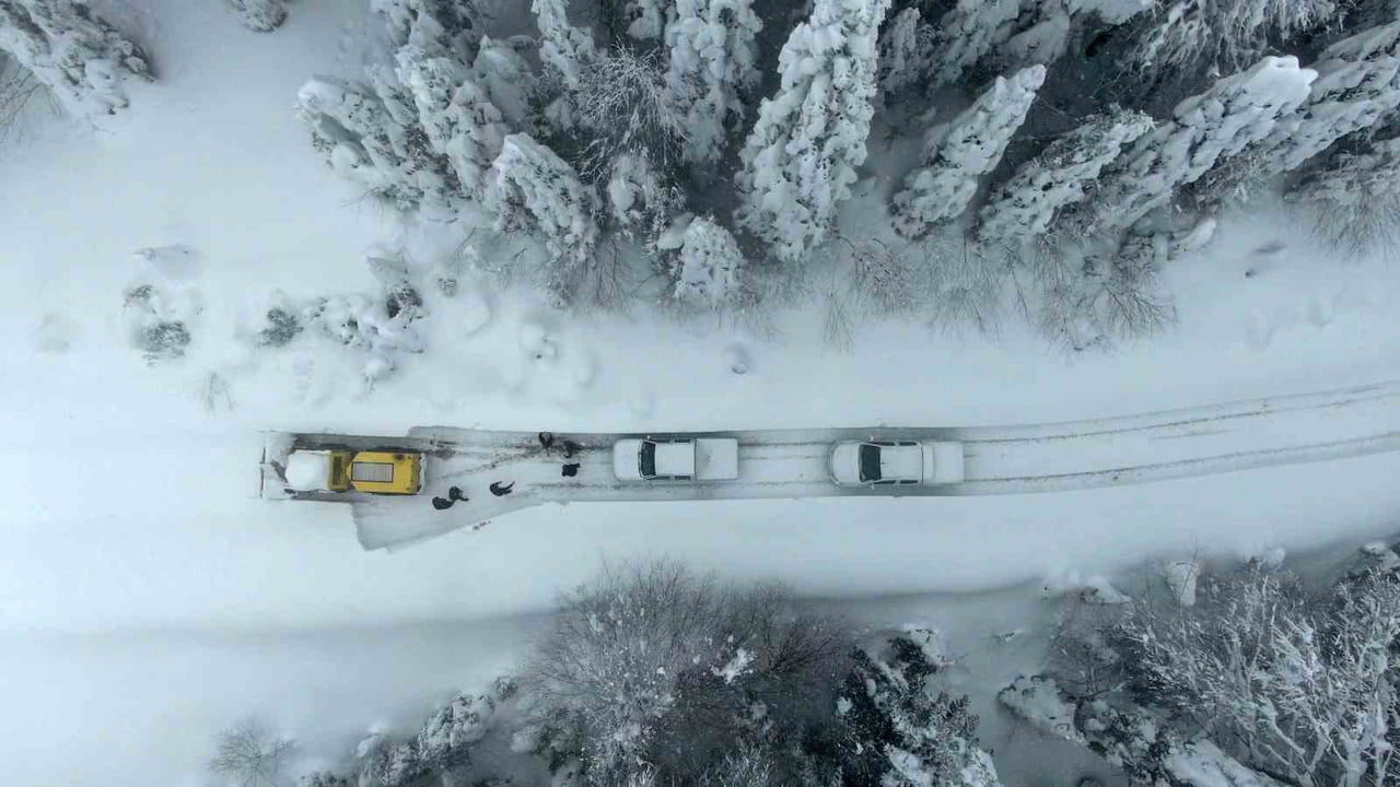 BİNLERCE KİLOMETRELİK YOLU ULAŞIMA AÇAN EKİPLER, VATANDAŞLARIN MAĞDUR OLMAMASI İÇİN GECE-GÜNDÜZ...