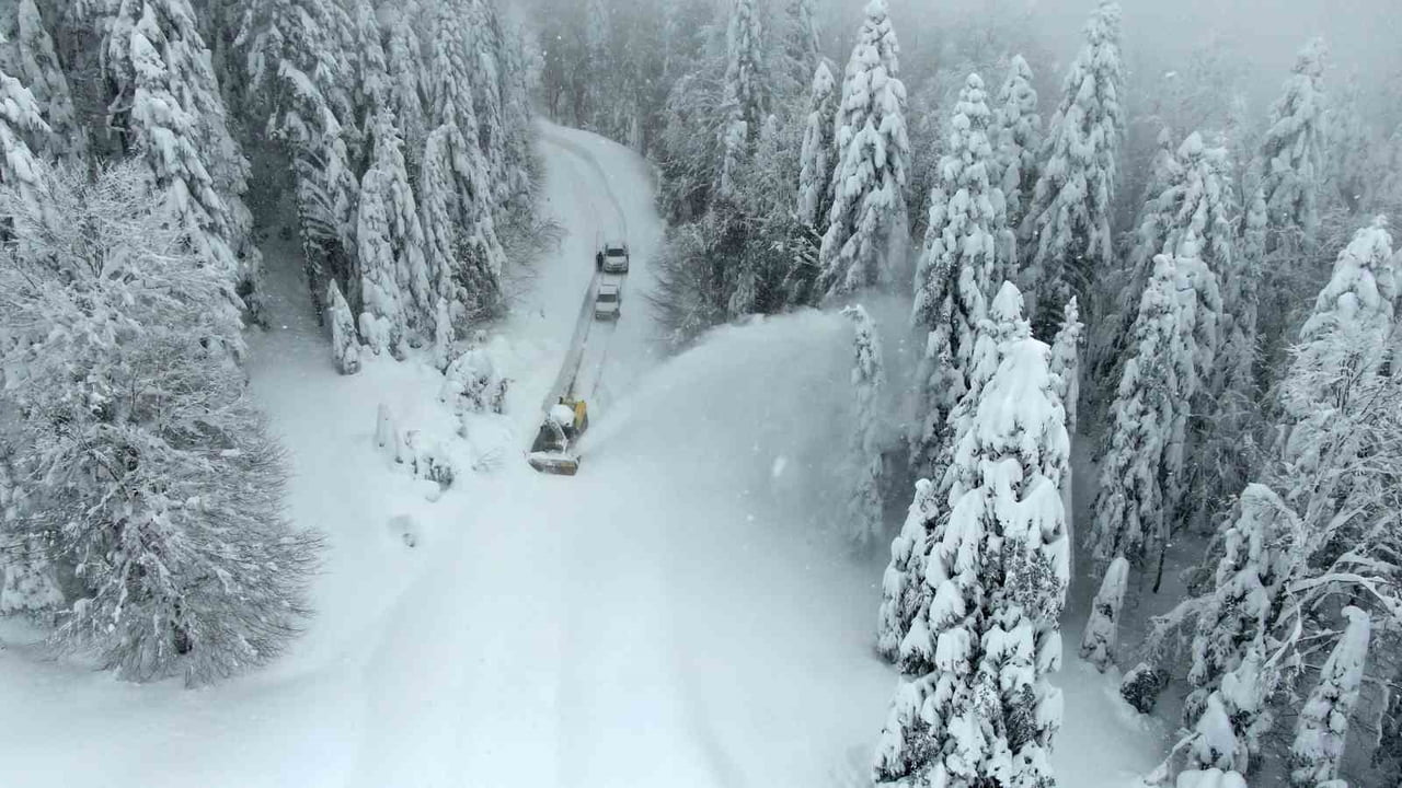 BİNLERCE KİLOMETRELİK YOLU ULAŞIMA AÇAN EKİPLER, VATANDAŞLARIN MAĞDUR OLMAMASI İÇİN GECE-GÜNDÜZ...