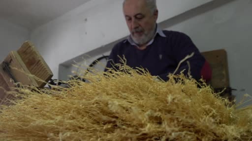 Bir zamanların vazgeçilmeziydi, şimdi yok oluyor: Ot süpürgelerde son ustalar