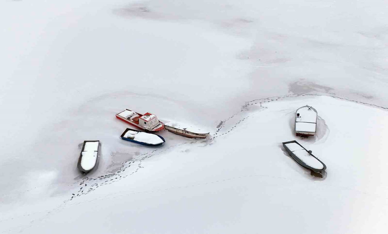 BİTLİS'İN AHLAT İLÇESİNDEKİ NAZİK GÖLÜ ŞİDDETLİ SOĞUKLAR NEDENİYLE TAMAMEN DONDU.