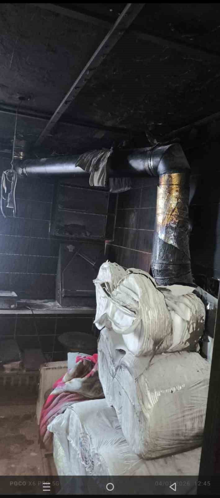 BİTLİS'İN GÜROYMAK İLÇESİNDEKİ BİR İŞ YERİNDE ÇIKAN YANGIN MADDİ HASARA NEDEN OLDU.