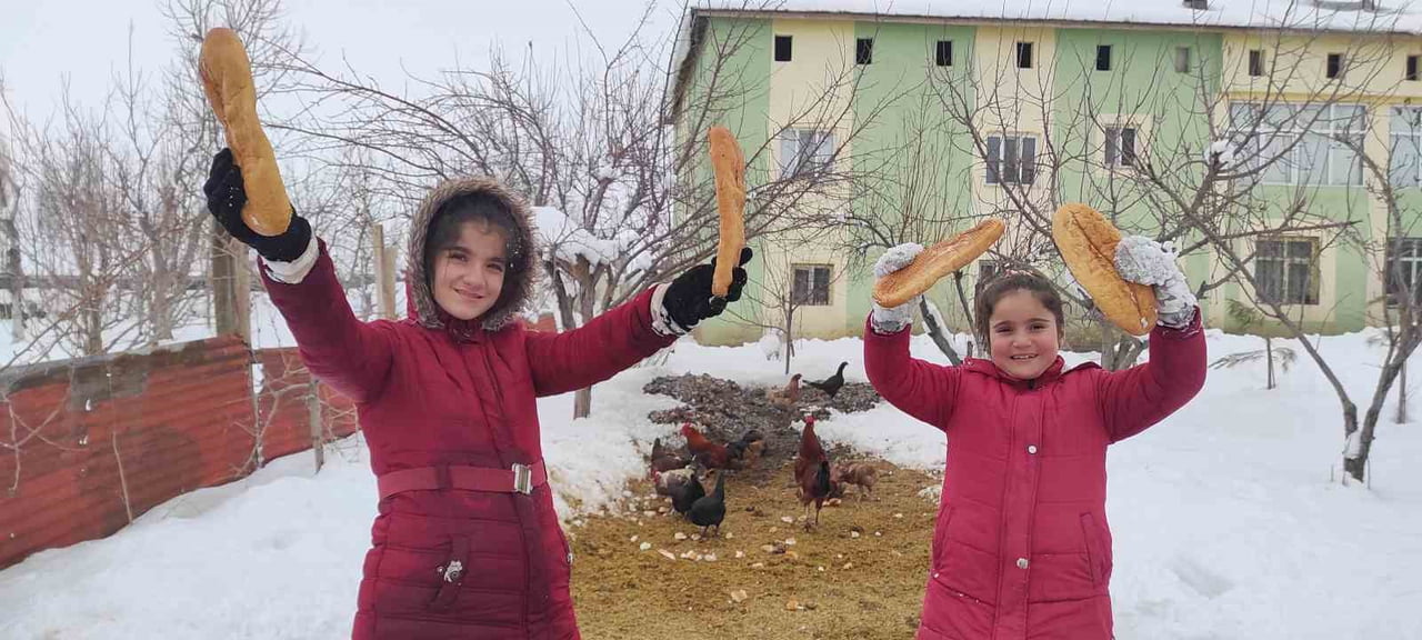 BİTLİS'İN GÜROYMAK İLÇESİNE BAĞLI GÖLBAŞI BELDESİNDE, KARNE TATİLİNİ KÖYLERİNDE GEÇİREN İKİ KIZ...