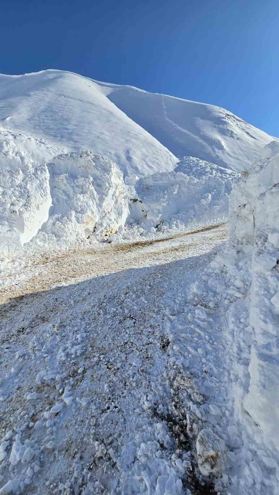 BİTLİS İL ÖZEL İDARESİ EKİPLERİ, İL GENELİNDE ETKİLİ OLAN KIŞ ŞARTLARINA RAĞMEN ULAŞIMIN...