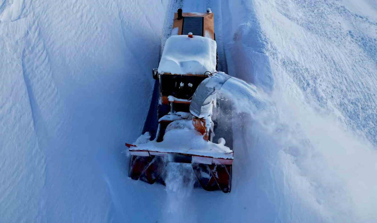 BİTLİS İL ÖZEL İDARESİ EKİPLERİ YOĞUN KAR YAĞIŞI NEDENİYLE KAPANAN KÖY YOLLARINDA 7/24 ESASINA...