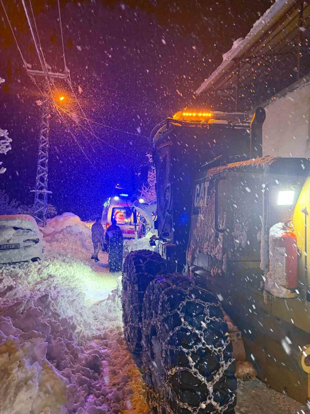 BİTLİS İL ÖZEL İDARESİ KARLA MÜCADELE EKİPLERİ, MERKEZE BAĞLI ÇELTİKLİ KÖYÜNDE RAHATSIZLANAN BİR...