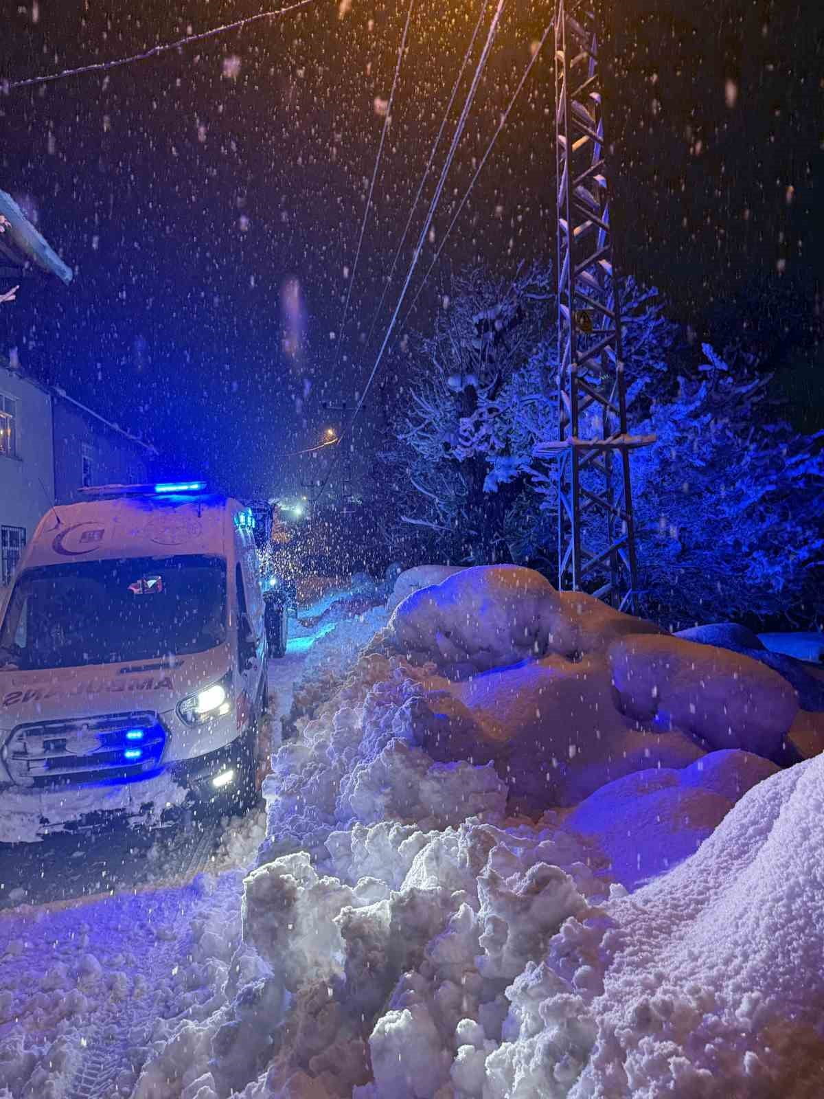 BİTLİS İL ÖZEL İDARESİ KARLA MÜCADELE EKİPLERİ, MERKEZE BAĞLI ÇELTİKLİ KÖYÜNDE RAHATSIZLANAN BİR...