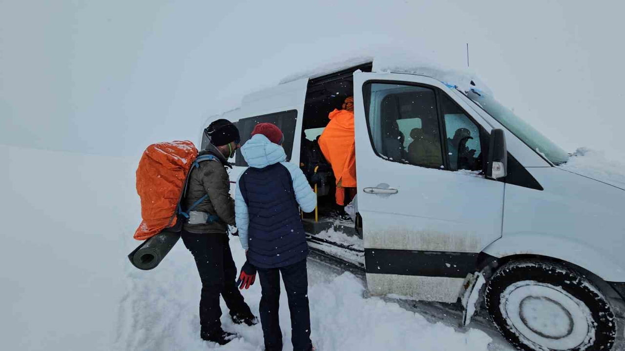 BİTLİS’İN ADİLCEVAZ İLÇESİ SINIRLARINDA BULUNAN SÜPHAN DAĞI’NA TIRMANIŞ YAPMAK İSTEYEN BİR GRUP...