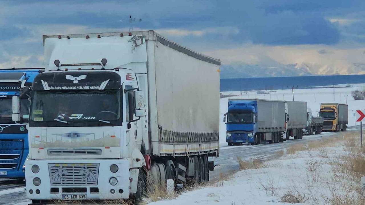 BİTLİS’İN ADİLCEVAZ İLÇESİNDE ETKİLİ OLAN YOĞUN KAR YAĞIŞI VE BUZLANMADAN DOLAYI ONLARCA ARAÇ...