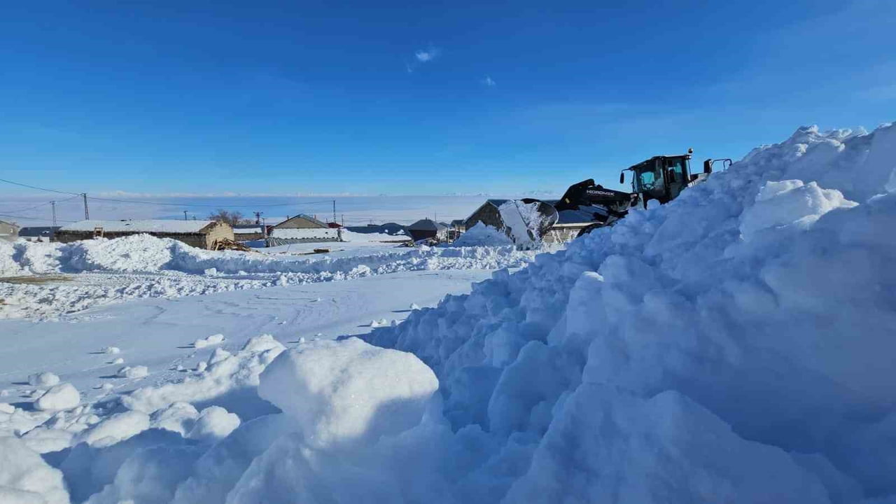 BİTLİS’İN ADİLCEVAZ İLÇESİNE BAĞLI SÜPHAN DAĞI ETEĞİNDEKİ AYDINLAR BELDESİNDE YÜRÜTÜLEN KARLA...
