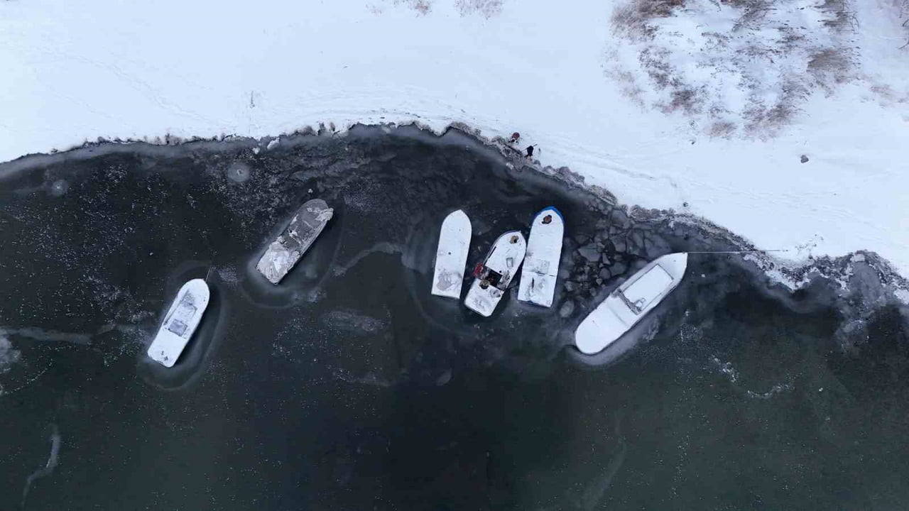BİTLİS’İN AHLAT İLÇESİNDE ETKİLİ OLAN DONDURUCU SOĞUKLAR, NAZİK GÖLÜ’NÜN YÜZEYİNİN KISMEN...
