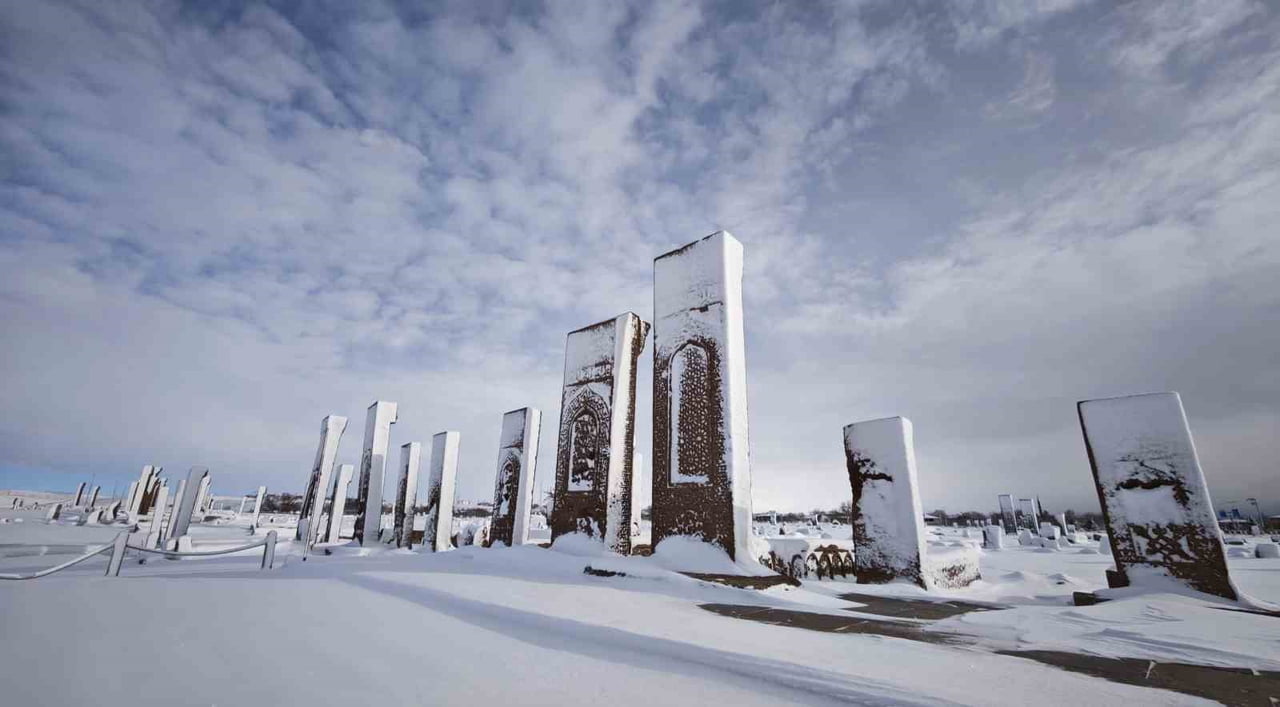 BİTLİS’İN AHLAT İLÇESİNDEKİ TARİHİ YAPILARIN KARLA BÜTÜNLEŞMESİ, GÜZEL MANZARALAR...