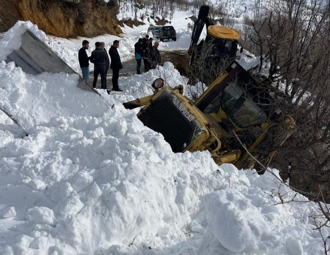 BİTLİS’İN HİZAN İLÇESİNE BAĞLI ÇAYIR, BOZPINAR VE YELKIRAN GRUP KÖY YOLUNDA KARLA MÜCADELE...