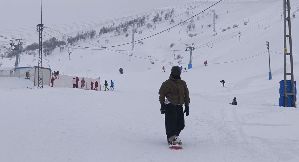 BİTLİS’İN RAHVA BÖLGESİNDEKİ ELAMAN KAYAK MERKEZİ, YARIYIL TATİL NEDENİYLE ÖĞRENCİLERİN VE...