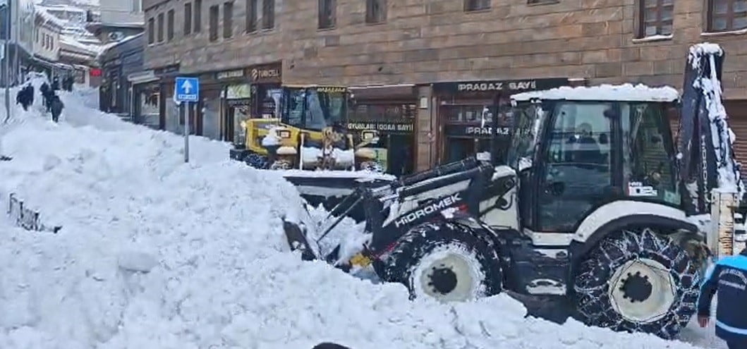 BİTLİS’TE BİR BİNANIN ÇATISINDA BİRİKEN TONLARCA AĞIRLIKTAKİ KAR KÜTLESİNİN İŞ MAKİNESİNİN ÜZERİNE...