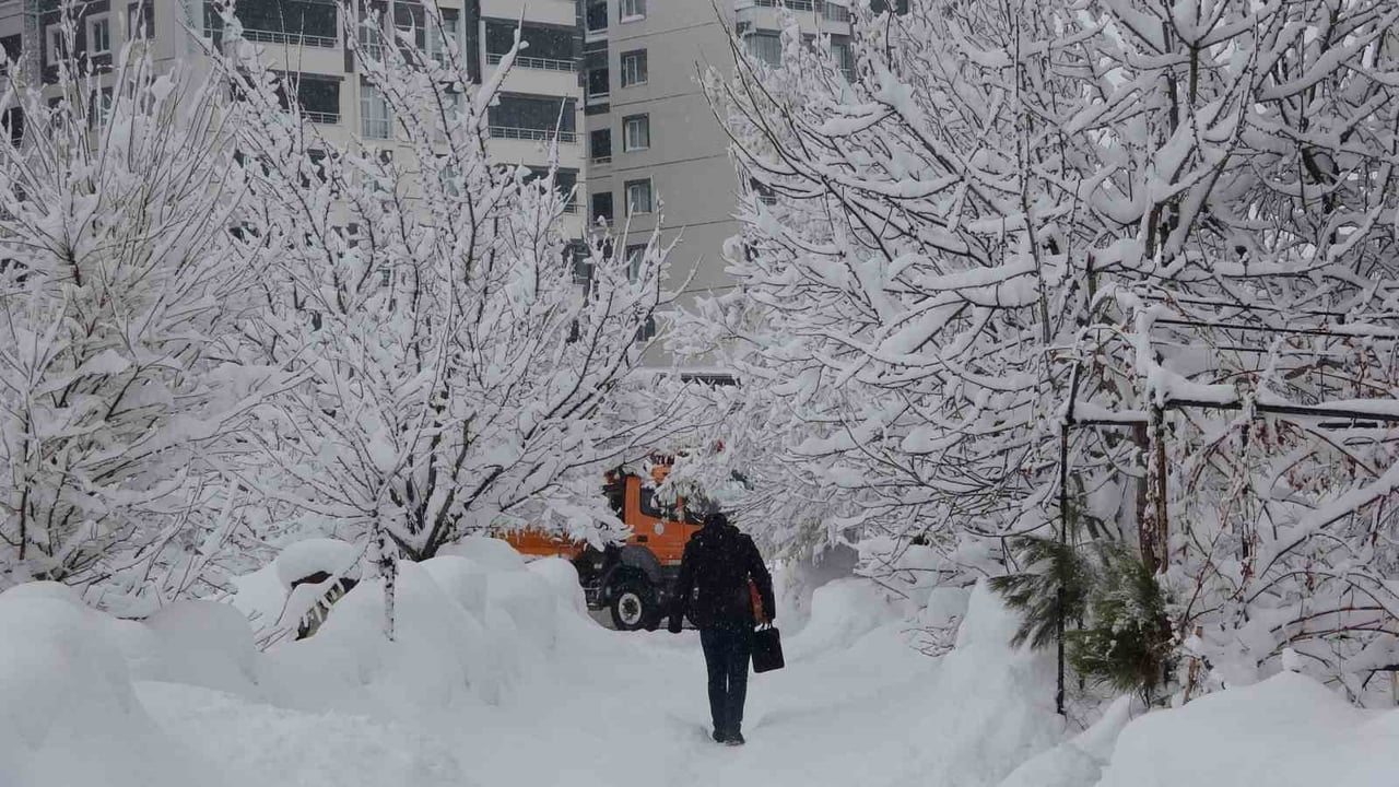 BİTLİS’TE DÜN ÖĞLENDEN SONRA ETKİLİ OLAN KAR YAĞIŞI VE SOĞUK HAVA YAŞAMI OLUMSUZ ETKİLERKEN, İL...