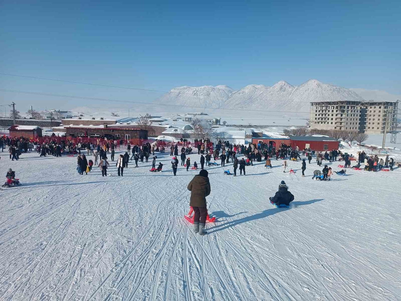 BİTLİS’TE ETKİLİ OLAN KAR YAĞIŞININ ARA VERMESİNİN ARDINDAN, HAFTA SONUNU FIRSAT BİLEN VATANDAŞLAR...