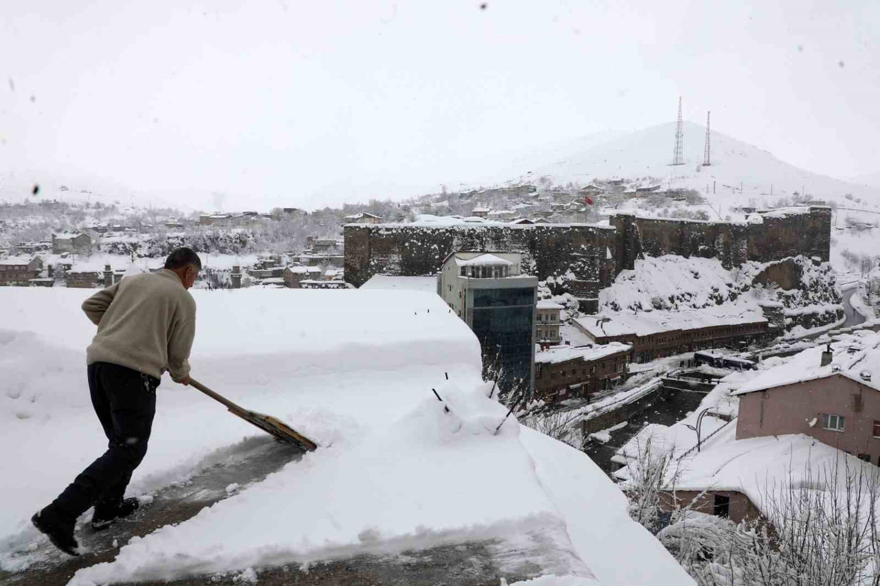 BİTLİS’TE ETKİLİ OLAN YOĞUN KAR YAĞIŞI SONRASI KENT GENELİNDE VATANDAŞLAR DAMLARDA KAR KÜREME...