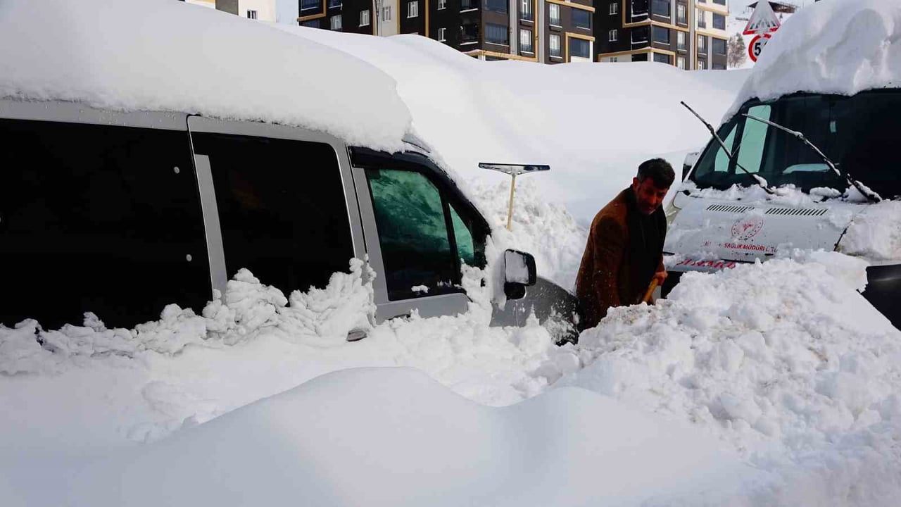 BİTLİS’TE ETKİLİ OLAN YOĞUN KAR YAĞIŞI VE TİPİ, HAYATI OLUMSUZ ETKİLERKEN İL GENELİNDE 294 KÖY...