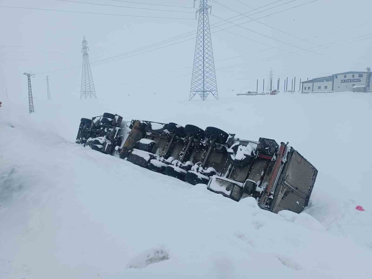 BİTLİS’TE ETKİLİ OLAN YOĞUN KAR YAĞIŞI VE TİPİ, TRAFİK KAZALARINI DA BERABERİNDE...