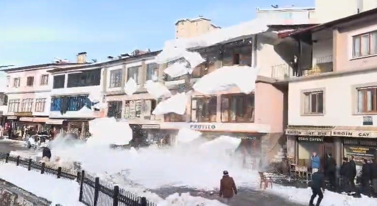 BİTLİS’TE ETKİLİ OLAN YOĞUN KAR YAĞIŞININ ARDINDAN BİNALARIN ÇATILARINDA BİRİKEN KAR KÜTLELERİ...