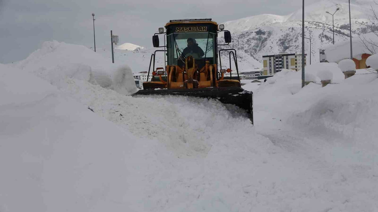 BİTLİS’TE GÜNLERDİR ARALIKLARLA ETKİSİNİ SÜRDÜREN YOĞUN KAR YAĞIŞI, HAYATI OLUMSUZ ETKİLEMEYE...