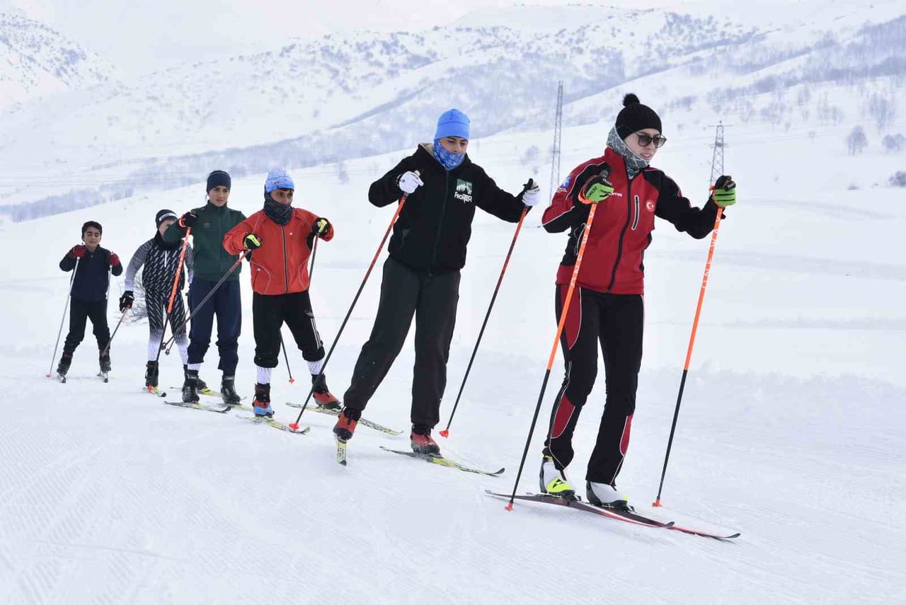 BİTLİS’TE KAYAKLI KOŞU SPORCULARI, DONDURUCU SOĞUK HAVAYA RAĞMEN ANTRENMANLARINI ARALIKSIZ...
