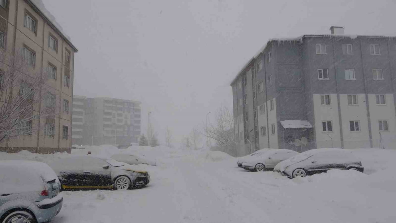 BİTLİS’TE YENİDEN ETKİLİ OLAN KAR YAĞIŞI NEDENİYLE İL GENELİNDE 51 KÖY YOLU ULAŞIMA KAPANIRKEN...