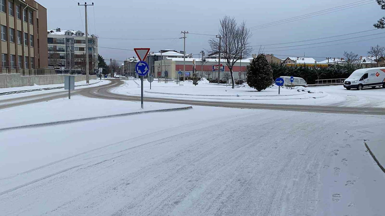 BOLU'DA GECE SAATLERİNDE BAŞLAYAN VE ARALIKLARLA ETKİSİNİ SÜRDÜREN KAR YAĞIŞI, KENTİ BEYAZA...