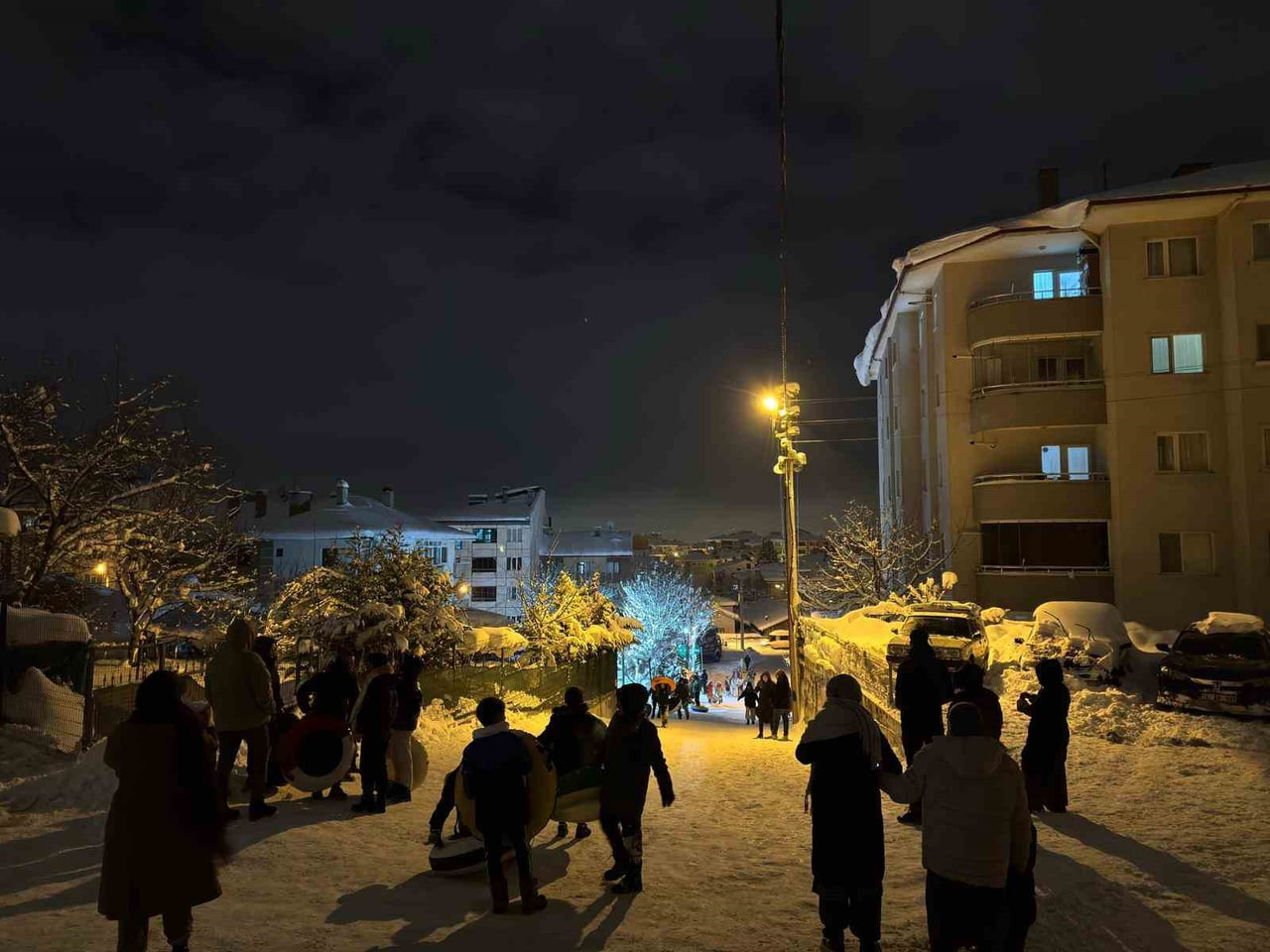 BOLU'DA GÜNLERDİR ETKİLİ OLAN YOĞUN KAR YAĞIŞI, KENTTE YAŞAMI OLUMSUZ ETKİLERKEN ÇOCUKLAR İÇİN...