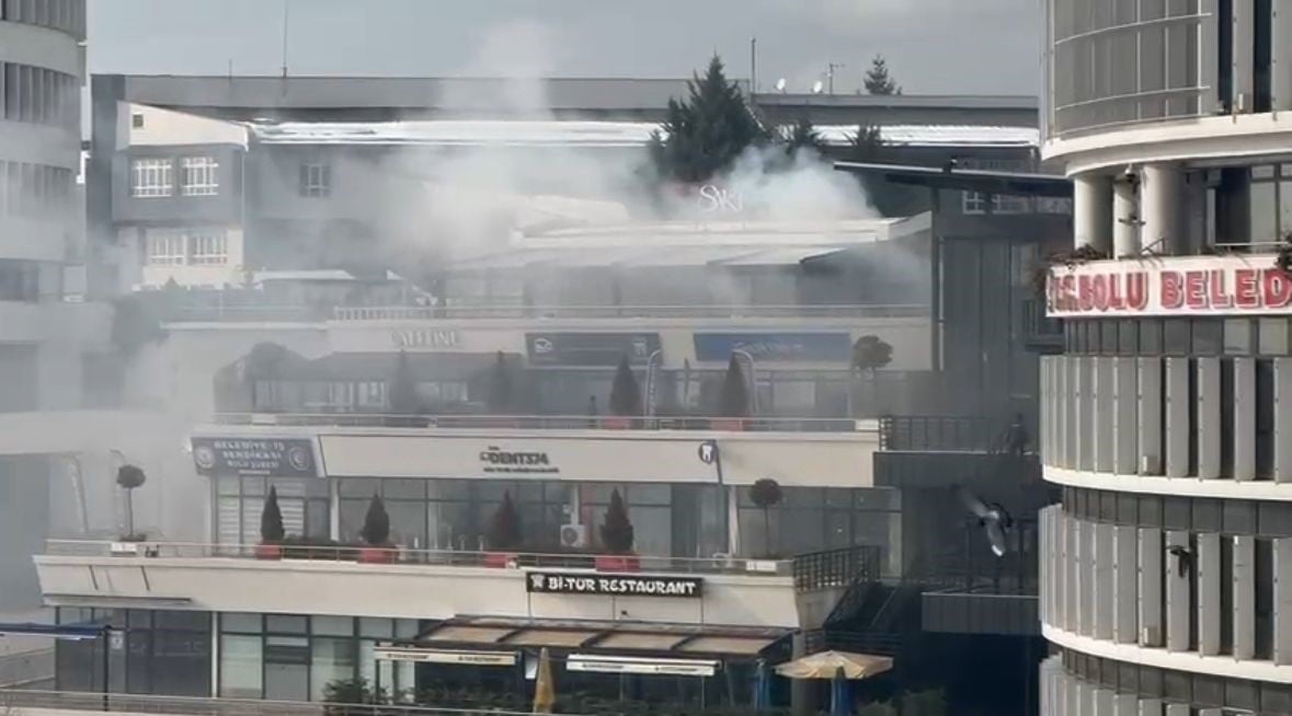 BOLU BELEDİYESİ BİNASININ YAN TARAFINDA BULUNAN RESTORANLARIN BİRİNDE ELEKTRİK KAYNAKLI BACA...