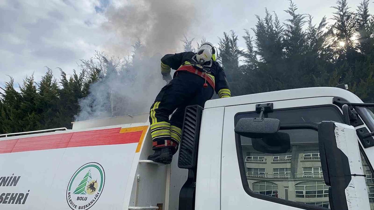 BOLU BELEDİYESİNE AİT YOL SÜPÜRME ARACINDA ÇIKAN YANGIN, İTFAİYENİN MÜDAHALESİYLE...