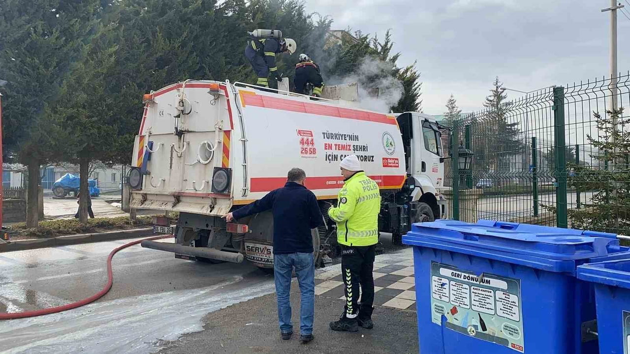 BOLU BELEDİYESİNE AİT YOL SÜPÜRME ARACINDA ÇIKAN YANGIN, İTFAİYENİN MÜDAHALESİYLE...