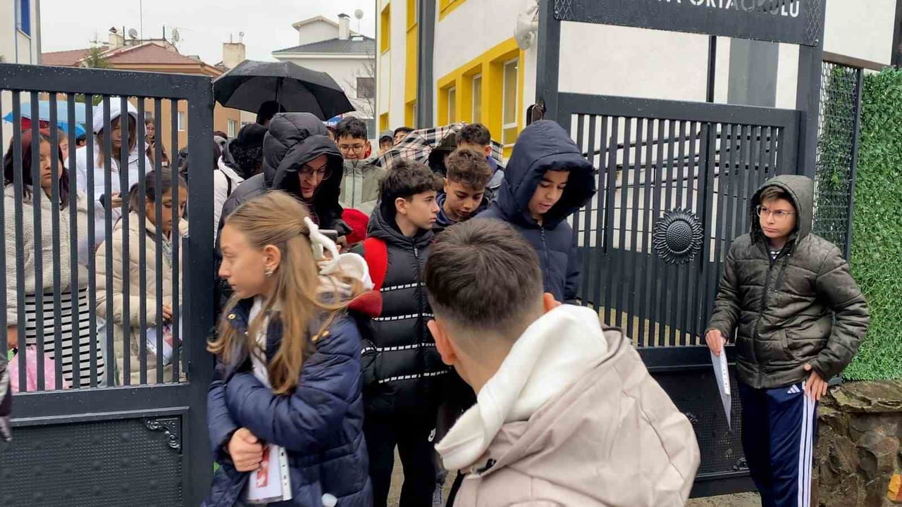 BOLU’DA 2025 EĞİTİM ÖĞRETİM YILININ İLK DÖNEMİNİN SONA ERMESİYLE BİRLİKTE ÖĞRENCİLER KARNE SEVİNCİ...